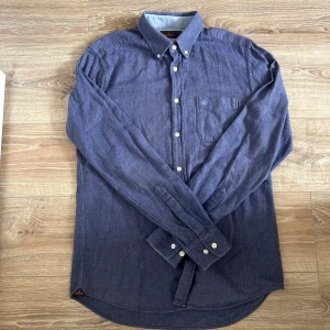 Morris skjorta  - En snygg skjorta i bra skick utan några som helst anmärkningar. Storlek 41 vilket motsvarar ungefär M. Hör av er vid ytterligare frågor annars fritt fram att köpa!                                           (Postar inom 24h)