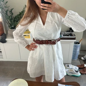 Vit broderad kortklänning  - Super söt vit klänning , kan stylas med bälte 