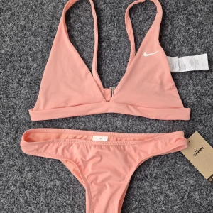 Nike bikini set - Top is size m, bottom is size s. The site i bought them said that the colour is coral. You can see color best in the last picture.