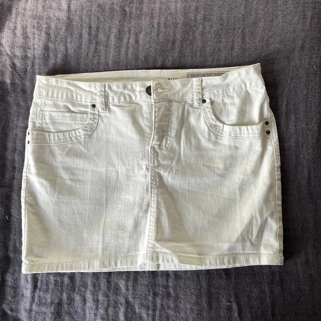 Vit lågmidjad jeanskjol 