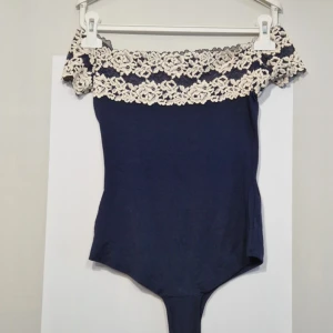 Intimissimi body med spets - Säljer denna ursnygga bodyn som inte säljs längre!! Aldrig använd men prislappen tyvärr borttagen🥰 strl M men passar mig som har S! Skriv om ni har frågor💕💕