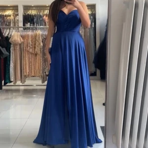 Marinblå balklänning Dressroom Linné - Säljer en marinblå långklänning från Dressroom Linné. Klänningen är axelbandslös med v-ringad (axelband tillkommer ifall man önskar att ha på dem eller inte). Klänningen har dessutom en slits. Perfekt för bal eller festligare tillfällen. Materialet är glansigt och känns lyxigt. Klänningen är använd endast 1 gång och är i nyskick. Klänningen är i storlek 38/40 (står på prislappen samt pris som jag köpte den för). Säljs för 2500kr