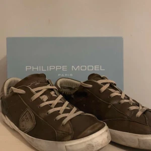Bruna Philippe Model sneakers  - Snygga Phillipe model skor i storlek 40 till säljes, dem är i bra skick, om ni är intresserade kontakta DM