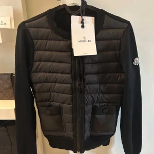 Moncler Cardigan - Säljer nu min älskade moncler cardigan.😩        Har tyvärr fått komma till insikt med att den inte kommer till användning så mycket som jag hade önskat. Nu får den gå vidare till någon som använder den så den slipper se min garderob hela dagarna.💔😭Använd endast ett fåtal gånger och är som ny i skicket.🥰🍍                                   Storlek: 1/S                                                Prislappen finns kvar som ni kan se på bilden och skickas med vid frakt.🩷