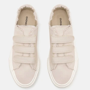 Beige sneakers med kardborre från Even&Odd - Snygga beige sneakers från Even&Odd, dom är lite slitna men inte mycket! Säljer då de är förstora för mig och de är helt slutsålda.