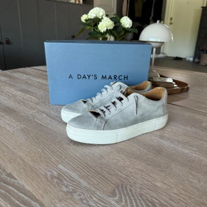 Mocka Skor  - Grå mocka skor från A Days March. Köpte för 1600kr. 
