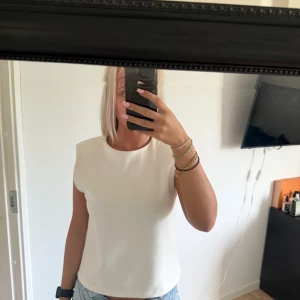 Vit topp - Vit topp med genomskinlig rygg. Finns ingen lapp kvar men tror att den är från Zara och gissar på storlek M möjligtvis L. Jag bär o vanliga fall S