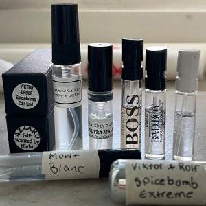 Herrparfym Samples  - Jag säljer endast alla tillsammans! Det finns olika mycket kvar i flaskorna. De som ligger i de svarta förpackningarna är inte genomskinliga och därmed kan man inte se hur mycket det är kvar Skriv till mig vid frågor :). 