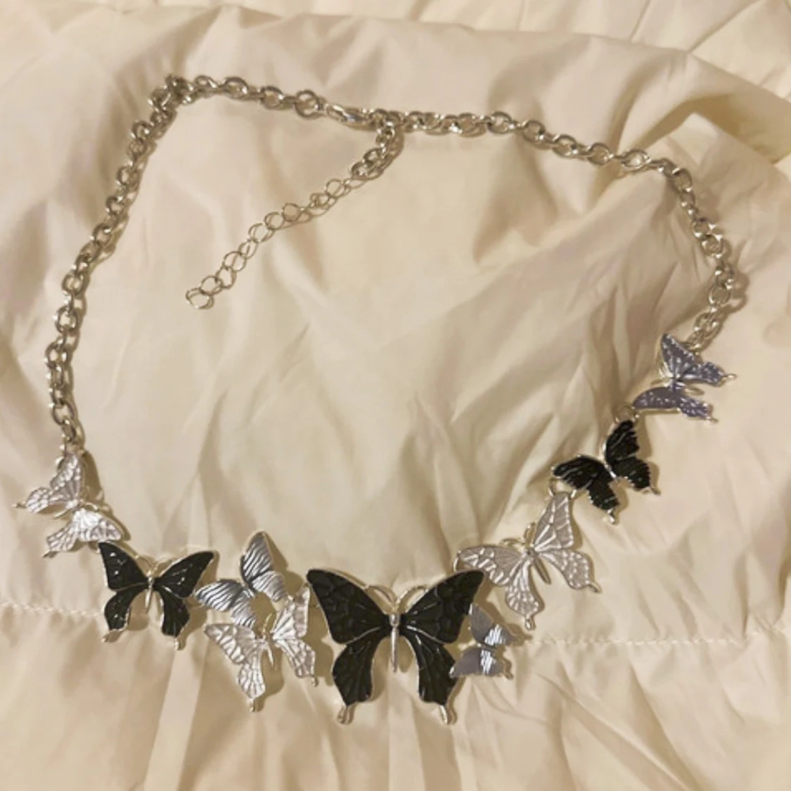 Silverfärgat halsband med fjärilar