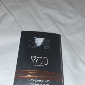 Emporio Armani Stronger With You Intensely - Emporio Armani Stronger With You Intensely är en herrparfym med en elegant, mörk glasflaska och varm bärnstensfärgad vätska. Doften är intensiv och modern, perfekt för dig som gillar kraftfulla och maskulina toner. Snygg design med kopparfärgade detaljer på kartongen.