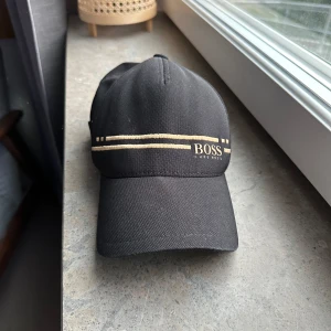 Hugo boss keps - Äkta Hugoboss keps som är något år gammal men inte använd särskilt mycket.
