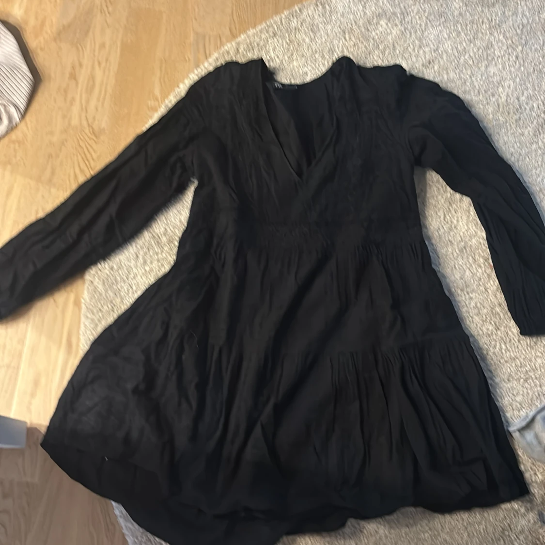 Svart långärmad klänning med v-ringning