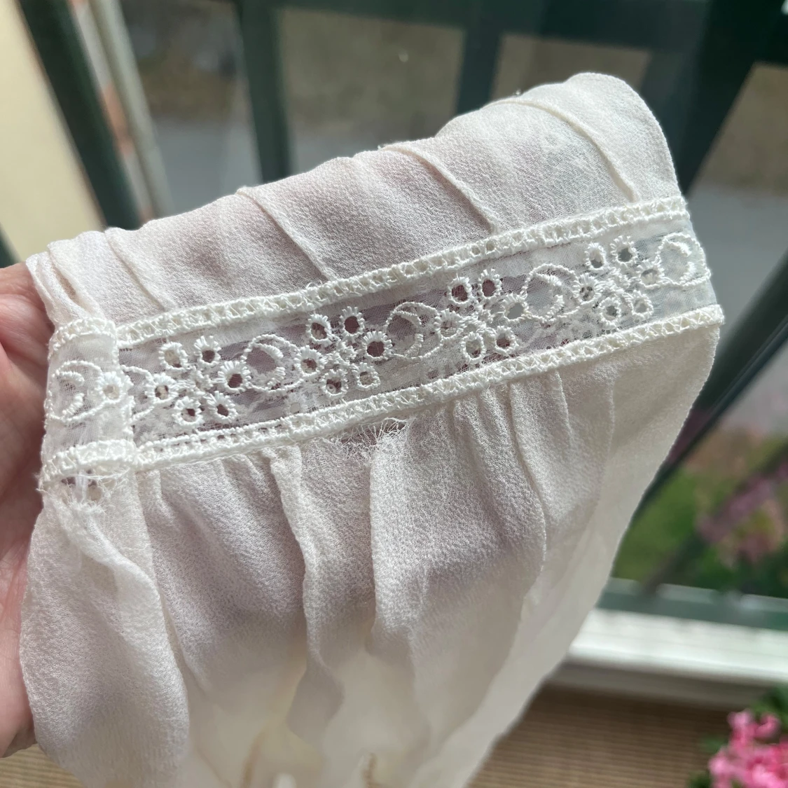 Vit blus med spets och knytband - 3