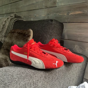 Puma speedcats - Snygga röda Puma sneakers med klassisk vit formstripe på sidan och svart sula. Perfekt för dig som gillar sportig och retro stil. De är näst intill helt oanvända, haft på mig som typ en gång. Dumt spontan-köp av mig därför säljs dom.