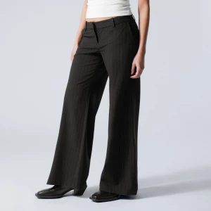 lågmidjade randiga kostymbyxor - skitsnygga mörkgråa randiga kostymbyxor. de är knappt använda då dem inte passar mig tyvärr