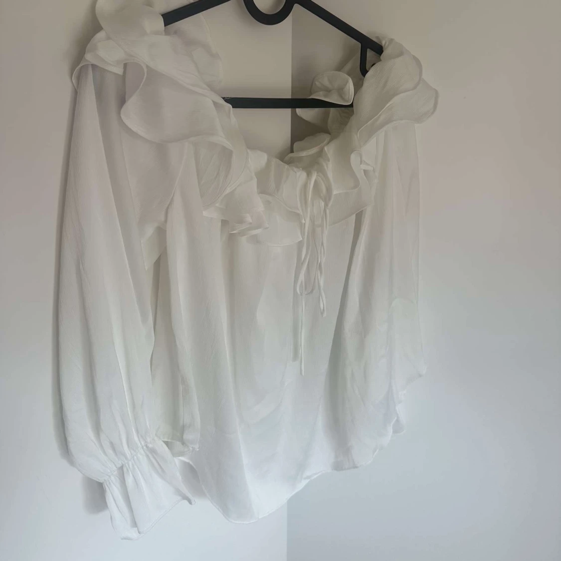 Vit offshoulder blus med volang - 1