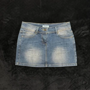 Blå jeanskjol - En jättefin jeanskjol, den är i bra skick. Säljer då den var for stor❤️