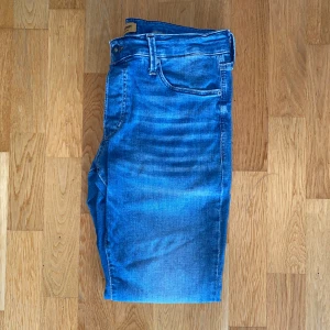 Blå jeans från Jack & Jones - Säljer dessa klassiska blå jeans från Jack and Jones. Storlek 32/30 Slim/Glenn i väldigt bra skick 
