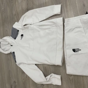 North Face dress - Är i okej skick. Är inte jätte andvänd och säljes därför. Den är vit och passar storlek S                                                 Obs den har ett litet hål vid benet