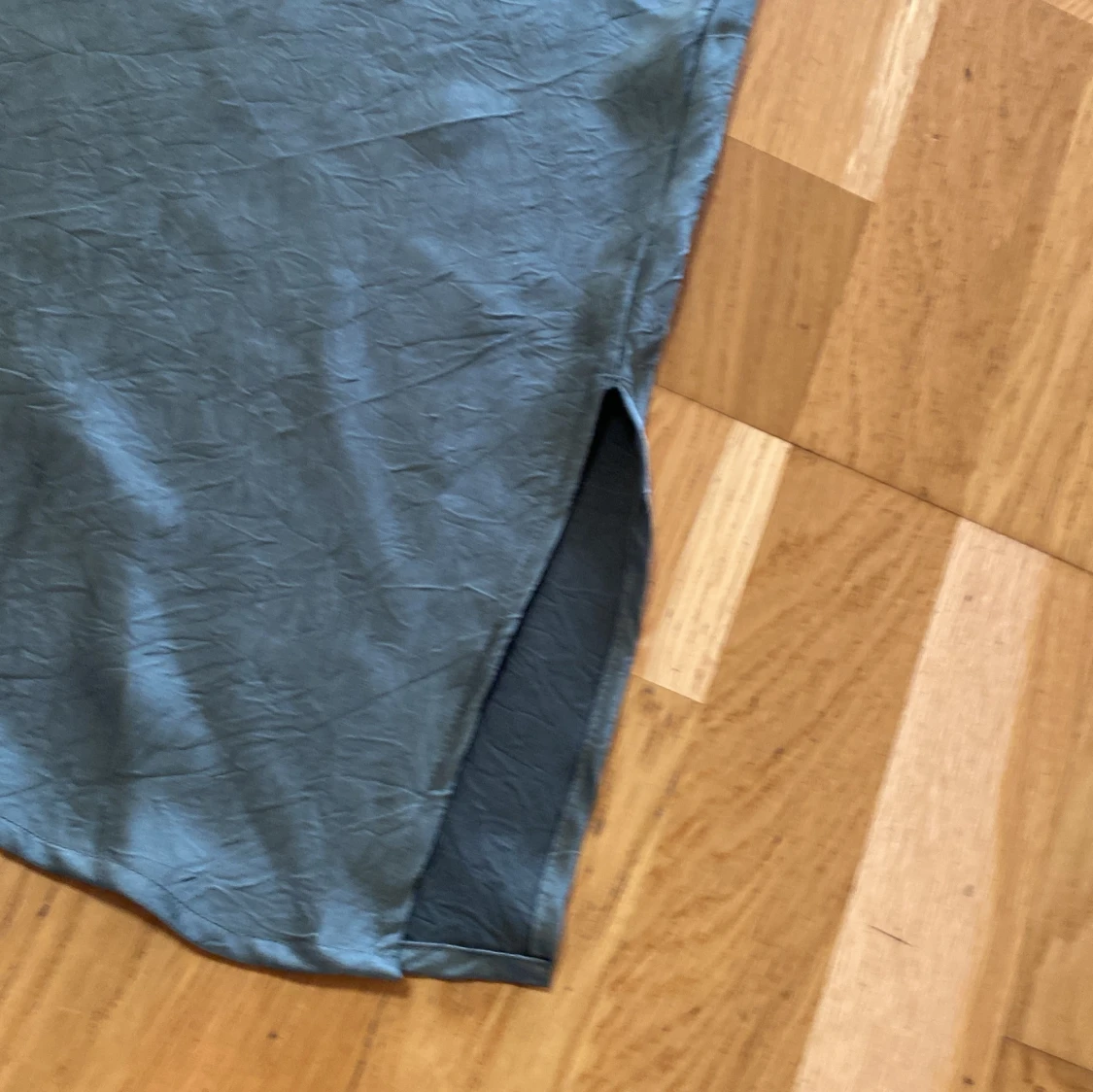 Mörkgrön långkjol med slits - 1