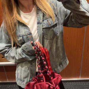 Oversized ljusblå jeansjacka - Säljer en oversized ljusblå jeansjacka med klassiska bröstfickor och knappar framtill. Jackan har en avslappnad passform och är perfekt att slänga över en t-shirt för en cool och enkel look.