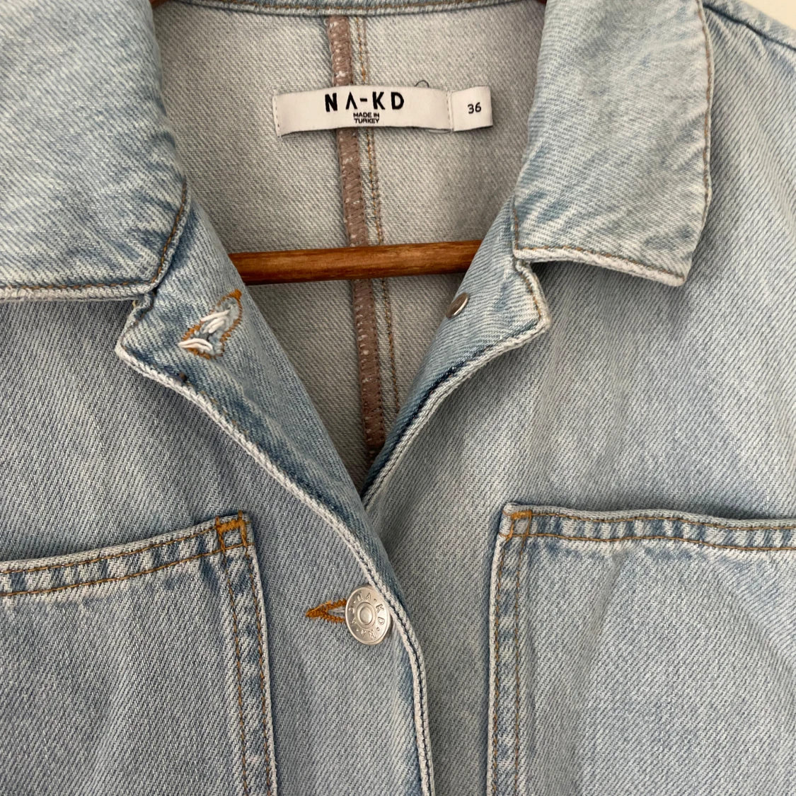 Ljusblå jeansjumpsuit från NA-KD - 2