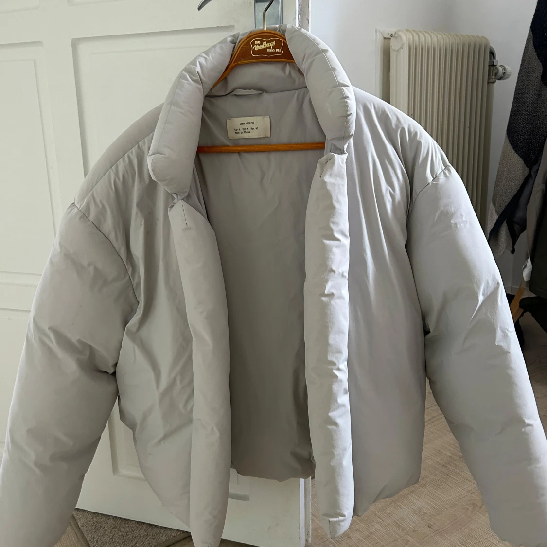 Ljusgrå pufferjacka från Zara Origins