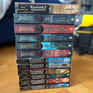 Ranger's Apprentice (samling, inkl. The Early Years: The Tournament at Gorlan) - Hela Ranger's Apprentice-serien av John Flanagan! Perfekt för dig som älskar episka äventyr, fantasy och spännande berättelser. Böckerna är på engelska och bjuder på action, vänskap och mystik – en riktig favorit bland unga läsare.