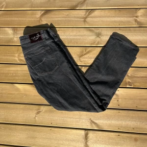 Jacob cohen jeans - Säljer nu dessa mörkgråa Jacob Cohen jeans i storlek w32. Modellen är 613.c. Skicket på dessa är väldigt bra utan några skador eller defekter 9/10. Måtten på dessa är midja 43cm. Lår 25cm. Ytterlängd 95cm. Innerlängd 70cm. För fler frågor eller liknande är det bara att skriva. 