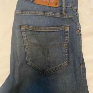 Blå jeansbyxor från Tiger of Sweden - Ett par stilrena jeans från tiger of Sweden. Inga defekter osv, skicka gärna ett pm vid intresse, prisförslag, bilder etc. Strlk 30/34 