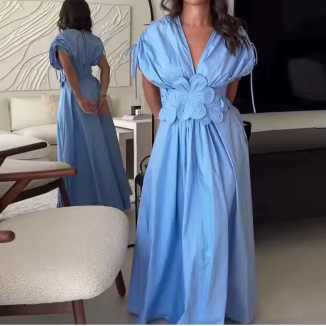 Ljusblå långklänning med blomdetalj - 1