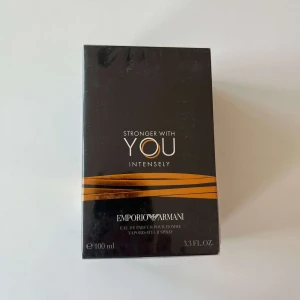 Emporio Armani Stronger With You - Emporio Armani Stronger With You Intensely är en herrparfym i en elegant svart och kopparfärgad kartong. Flaskan rymmer 100 ml eau de parfum och har en modern, maskulin design. Doften är intensiv och passar dig som gillar kraftfulla och varma toner.