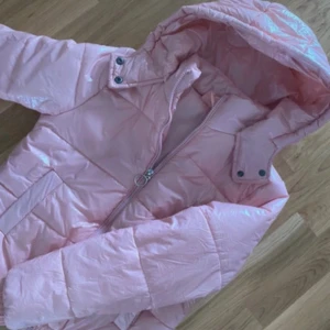 Rosa jacka - Säljer en supersnygg rosa jacka köpt på plick men var tyvärr för liten. Det ska vara storlek S men skulle mer säga XS! Den är i jättefint skick! Funkar både som vår och höstjacka då den är tunn!