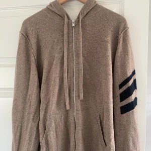 Zadig & Voltaire Kashmir Hoodie - Tja, säljer nu denna riktigt feta ziphoodien från Zadig & Voltaire. Hoodien är i 100% kashmir och i utmärkt skick utan defekter då den är väldigt sparsamt använd. Just denna är väldigt eftertraktad då den inte säljs längre. Nypris 5500kr, mitt pris endast 2199kr, kan tänka mig gå ner i pris vid snabb affär. Tags medföljer! Hör av er vid minsta fundering!