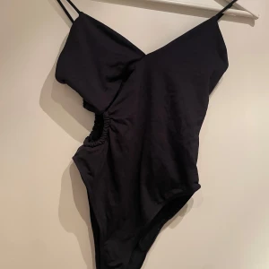 Svart boddy - Jätte fin svart boddy med fina detaljer på vänstra sidan🖤