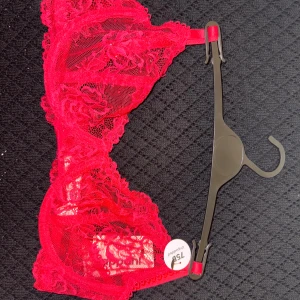 Röd spets bralette  - Superfin röd bralette  i transparent spets med blommigt mönster. Justerbara axelband och snygga banddetaljer framtill. Ej vadderad bh men liten tunn bygel undertill! Helt ny! .                                              Bundle rabatt finns!❤️