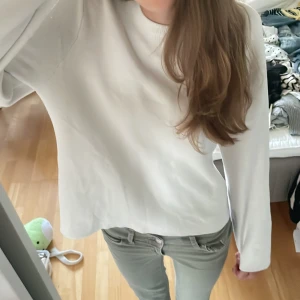 Vit sweatshirt från Object, stl S - Enkel och super fin vit sweatshirt från Object i storlek S. Tröjan har rund halsringning, långa ärmar och en rak passform. Perfekt för en clean och avslappnad look. Materialet känns mjukt och bekvämt mot huden. Använd fått gånger. Hör av dig om du har några frågor eller funderingar 💕