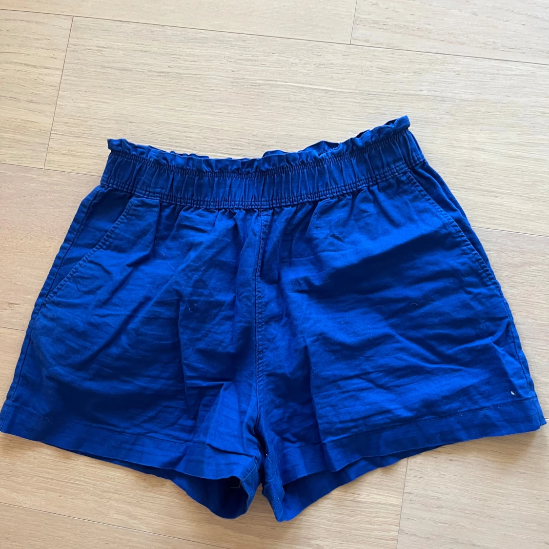 Blå linneshorts från H&M