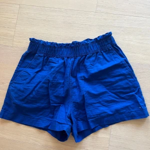 Blå linneshorts från H&M - Snygga blå shorts från H&M. Skriv vid frågor❤️❤️