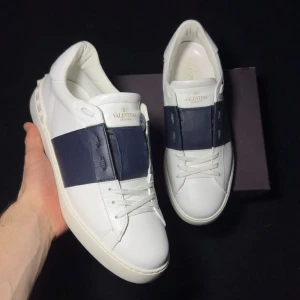 Valentino open - Valentino open navy. Storlek 43 passar 44. Medföljer box. Skick 9/10.