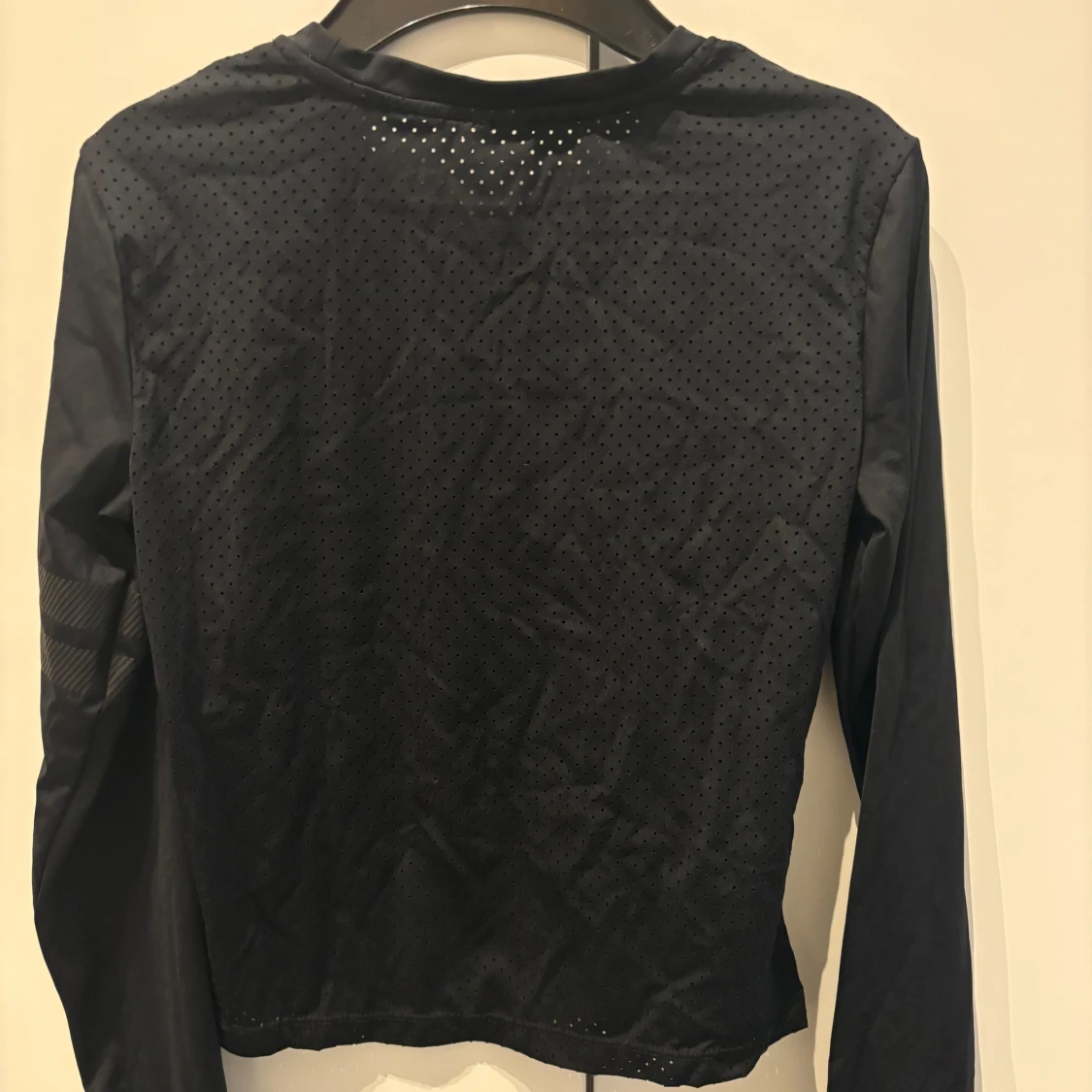 Svart långärmad träningströja - 1