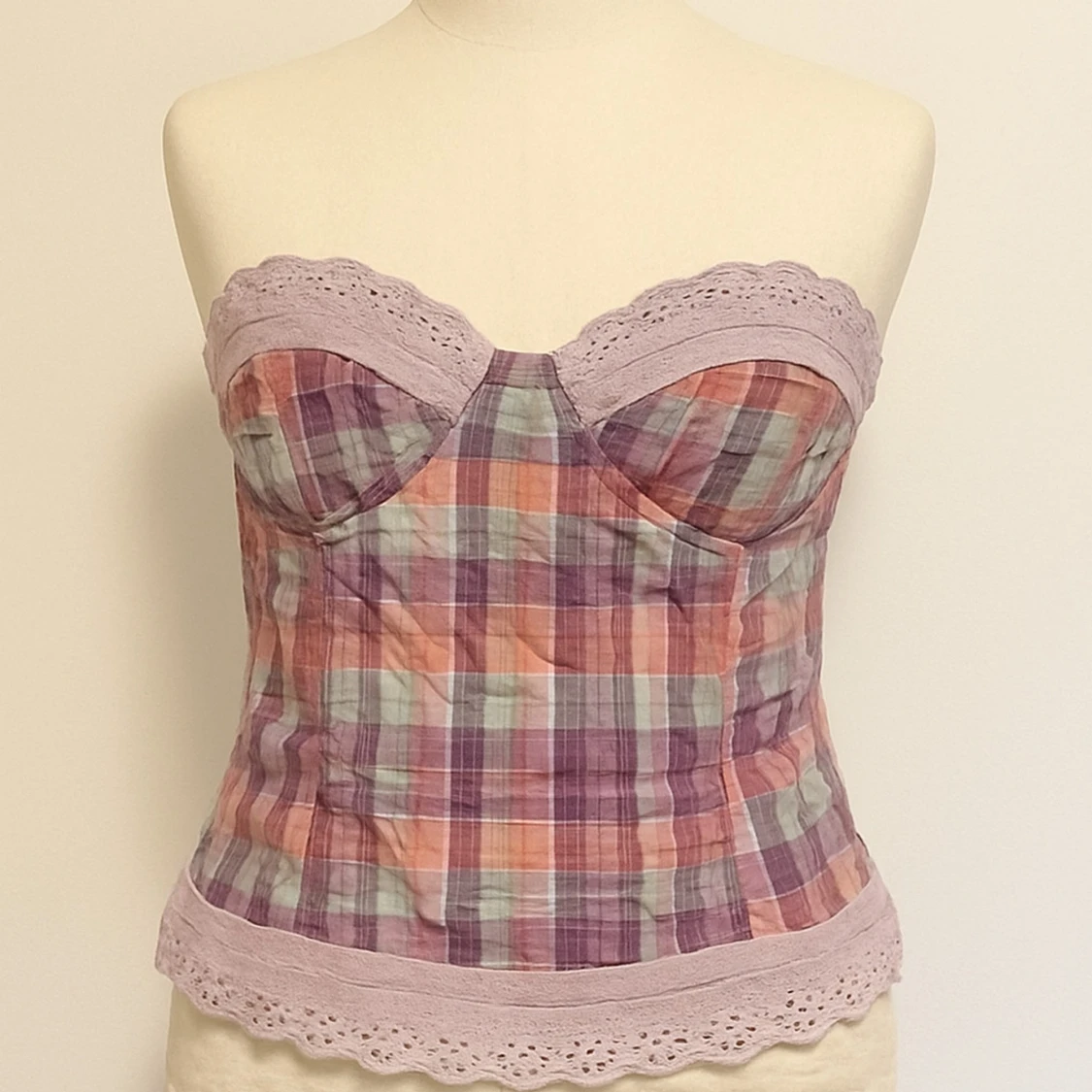 Rutig korsettopp med spetsdetaljer