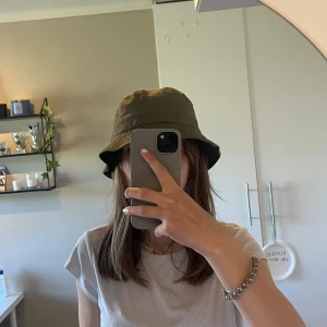 Olivgrön bucket hat  - Säljer en hatt köpt på Cypern. Använd fåtals gånger, bra skick. Storlek s. 