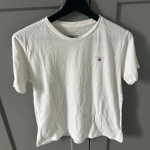 Vit gant t-shirt - En vit gant T-shirt säljer jag på grund av att den inte används. Köpt förra sommaren använd mindre än 5 gånger. Storlek 170