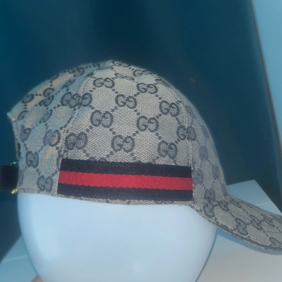 Gucci keps med GG-mönster och röd rand - 1