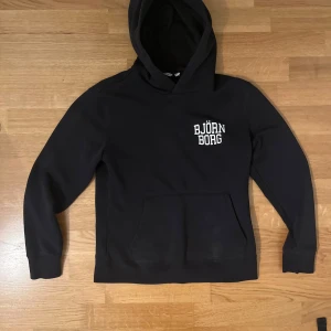 Björn Borg hoodie - Säljer nu denna svarta Björn Borg hoodie. Mycket bra skick. Pris: 249kr! Vid minsta fråga eller fundering är det bara att kontakta 🙏