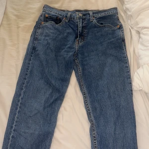 Levi's 502 Hi-Ball blå jeans - Klassiska blå Levi's 502 Hi-Ball jeans med en ”straight” eller ”rak” passform. Vet inte om byxorna är tjej eller killbyxor men jag är tjej och använde de en gång!💕 säljs enbart för att jag köpte fel storlek så har enbart använts en gång för att testa de, alltså nytt skick❤️ kan diskutera pris!