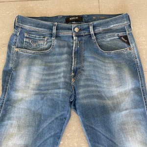 Replay Anbass jeans  - Säljer nu dessa Replay Anbass jeans, skriv för fler bilder/frågor🙌🏼