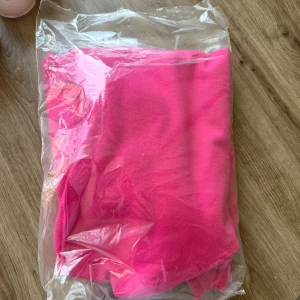 Rosa hoodie med tryck Social Media - Säljer en rosa hoodie med huva och snörning. På ryggen står det 'SOCIAL MEDIA KILLED ROMANCE' i svart text. Tröjan har en stor magficka och är tillverkad i mjuk bomullsmix. Perfekt för dig som gillar statement-plagg och vill sticka ut.  Tröjan är endast testad! Ligger i orginalförpackingen 