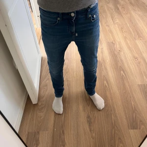 Blå slim fit jeans  - Säljer ett par slim fit jeans från Tommy hilfiger nypris 799kr mitt pris 399kr mycket bra skick!